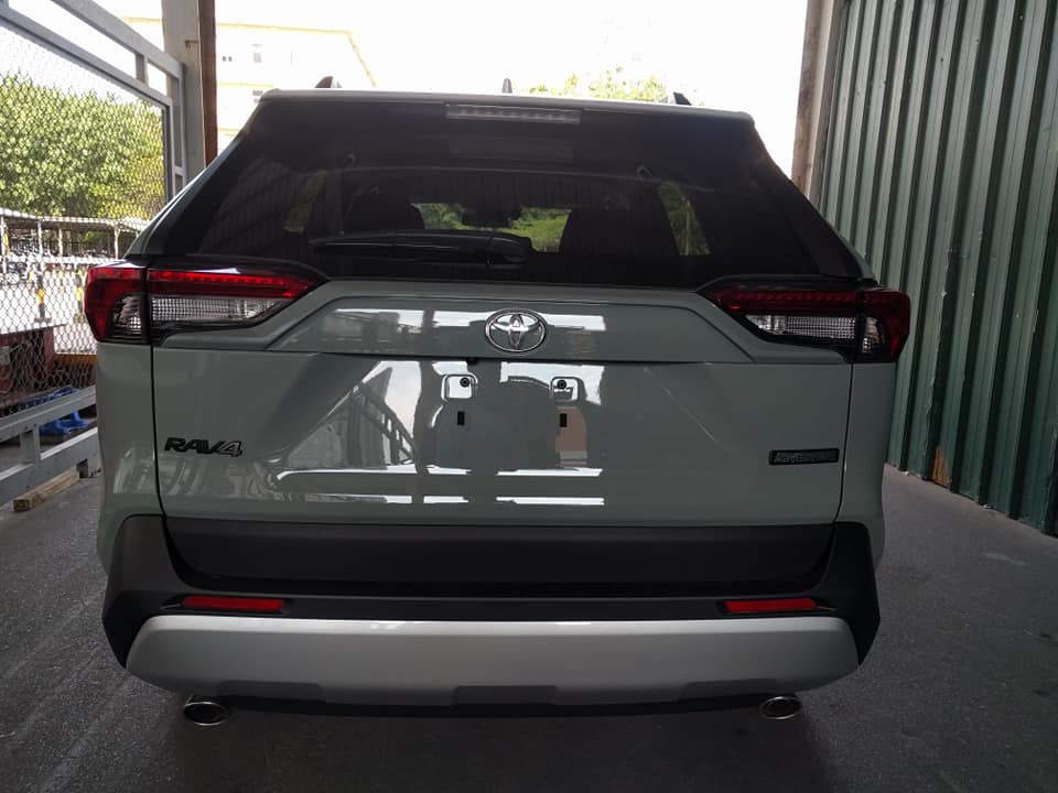 Cận cảnh thiết kế đuôi xe của Toyota RAV4 2019