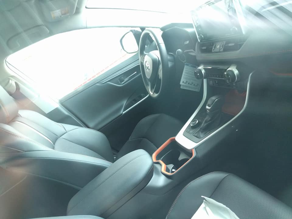 Nội thất bọc da bên trong chiếc Toyota RAV4 2019 mới về Việt Nam
