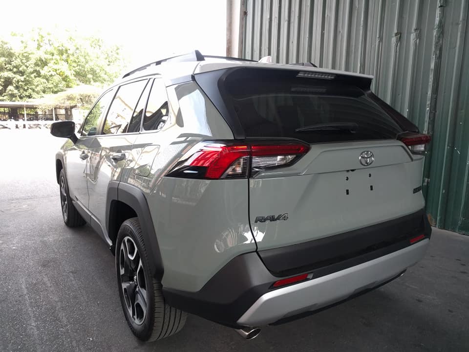 Chiếc Toyota RAV4 2019 nhập khẩu tư nhân về Việt Nam được báo giá hơn 100.000 USD