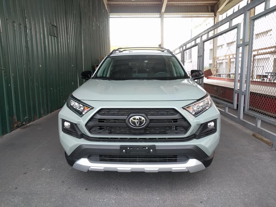 Thiết kế đầu xe tạo cảm giác rắn rỏi và cứng cáp của Toyota RAV4 2019