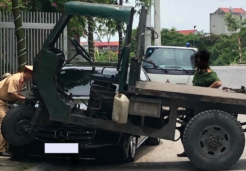 Xe công nông ba bánh tự chế tông móp đầu xe Mercedes-Benz