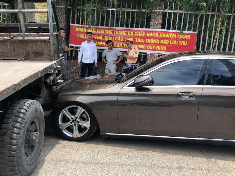 Chiếc xe công nông ba bánh tự chế gác lên đầu xe Mercedes-Benz