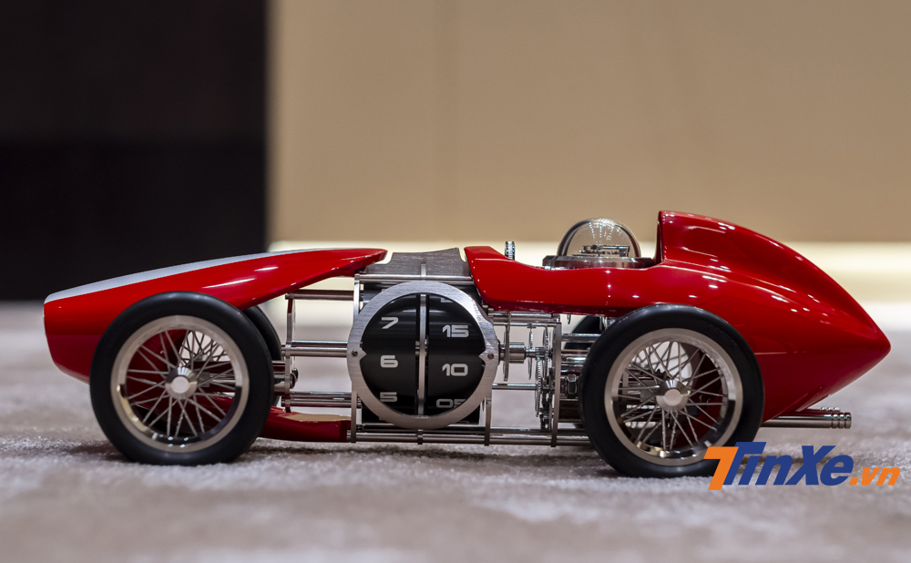 LEpee 1839 Time Fast D8 có chiều dài 38cm, chiều rộng 16cm và chiều cao 12cm. Xe được chế tạo từ 289 chi tiết cơ khí chính xác và có trọng lượng lên tới 4,5 kg.