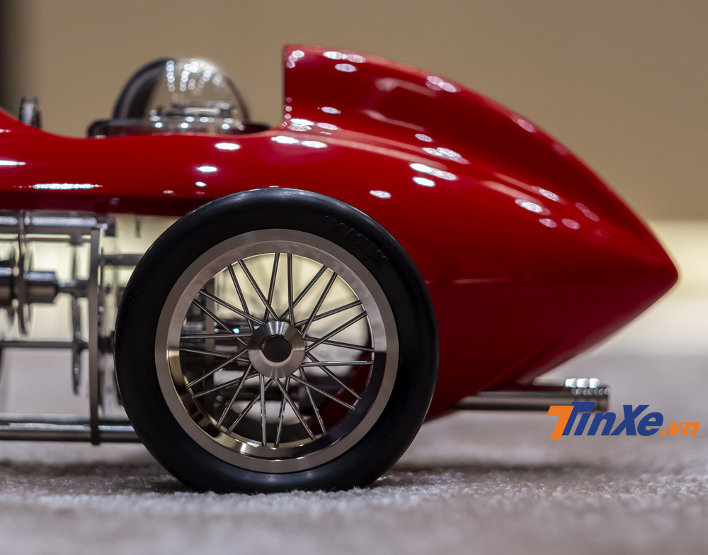 Lốp xe được làm từ cao su mềm có độ bám rất tốt khi đặt xe trên mặt phẳng và cũng tạo được lực ma sát vừa đủ để lên cót cho chiếc đồng hồ/