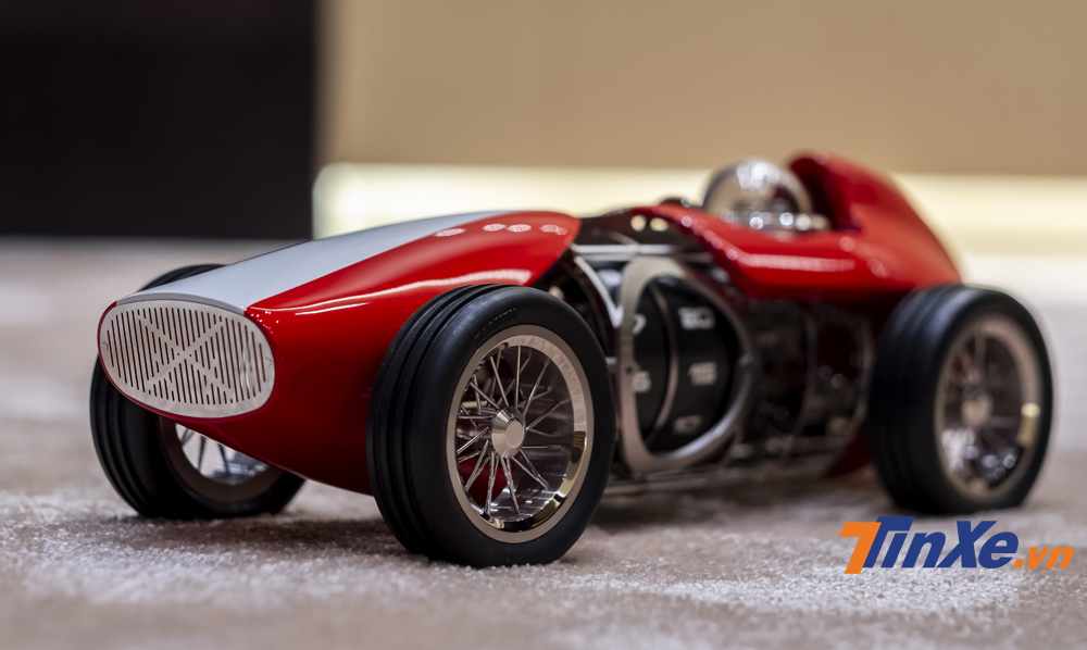 Phần đầu xe được thiết kế tỉ mỉ và chi tiết với lưới tản nhiệt lớn cùng logo đôi kiếm rất đặc trưng của LEpee 1839.