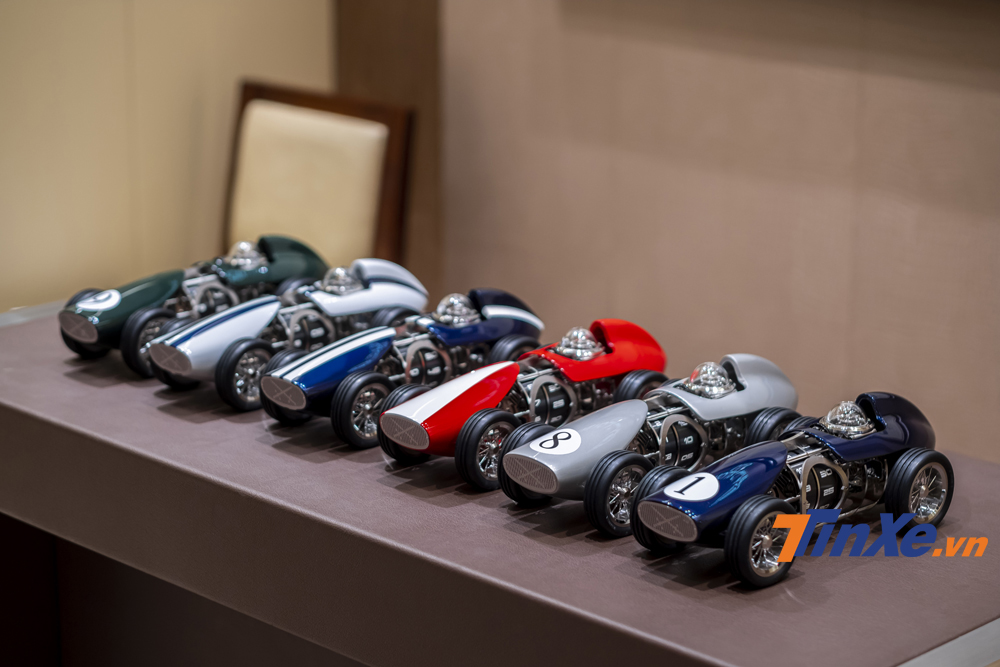 Những chiếc đồng hồ mang hình dáng xe đua LEpee 1839 Time Fast D8 đầu tiên đã về tới Việt Nam.