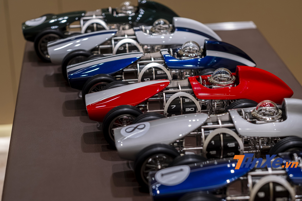 Không giống như những chiếc đồng hồ để bàn thông thường, LEpee 1839 Time Fast D8 mang kiểu dáng của những chiếc xe đua cổ điển của thập niên 50.