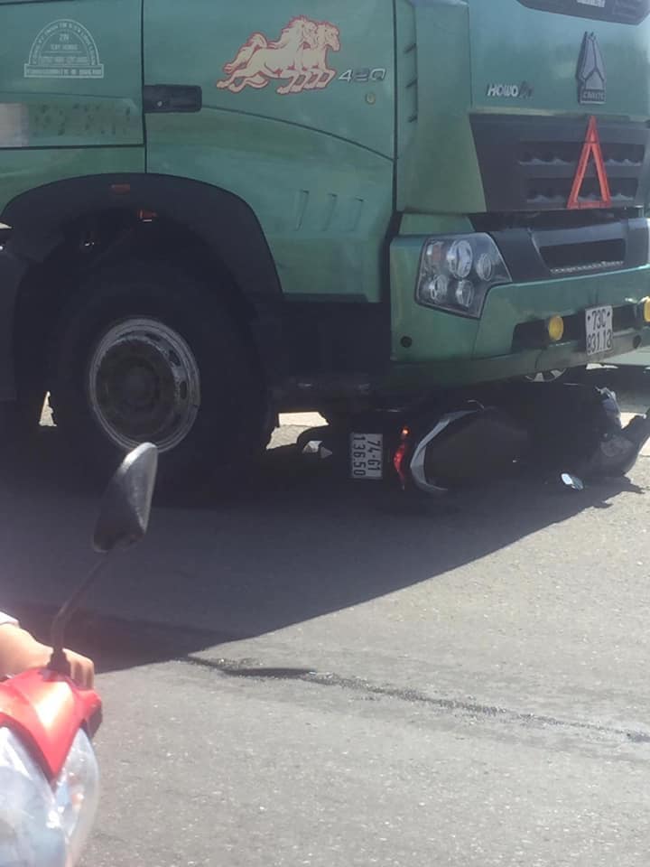 Chiếc xe máy nằm dưới gầm xe bồn Chiếc xe máy nằm dưới gầm xe bồn