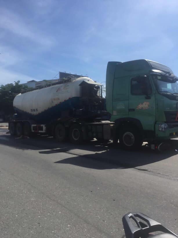 Hiện trường vụ tai nạn giữa xe bồn và xe máy Hiện trường vụ tai nạn giữa xe bồn và xe máy