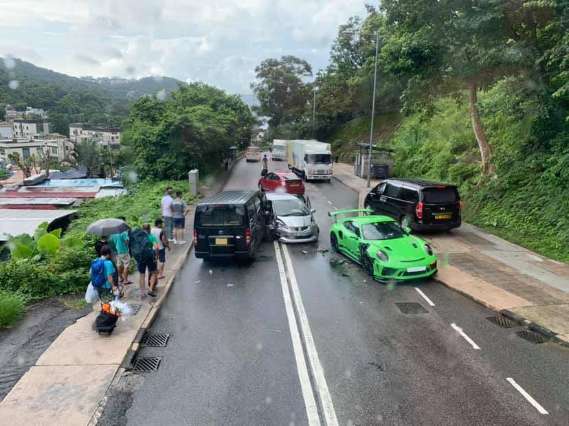 Hiện trường vụ tai nạn liên hoàn ở Hồng Kông khiến siêu xe Porsche 911 GT3 RS đời 2019 gặp nạn Hiện trường vụ tai nạn liên hoàn ở Hồng Kông khiến siêu xe Porsche 911 GT3 RS đời 2019 gặp nạn