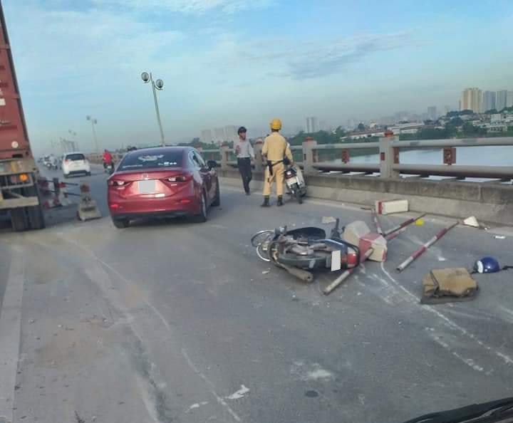 Tai nạn giữa xe container với 2 xe máy trên cầu Thanh Trì vào sáng đầu tuần