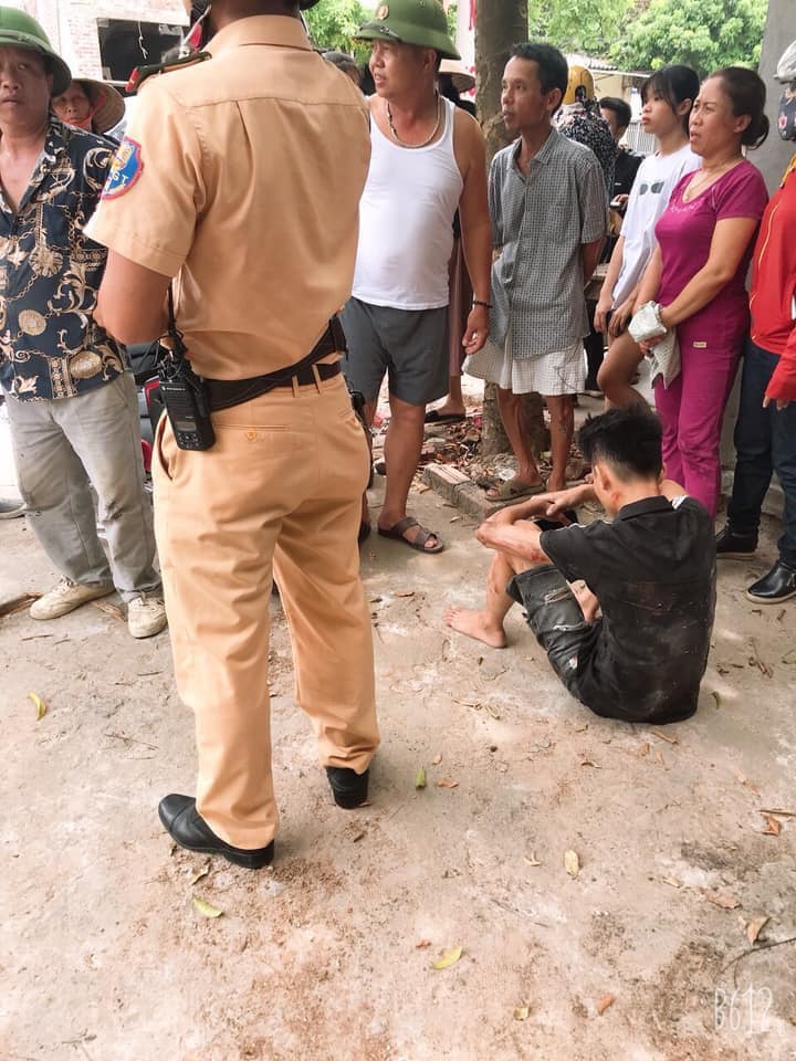 Nam thanh niên áo đen điều khiển xe máy ngã xe sau khi đâm CSGT, bị thương nhẹ