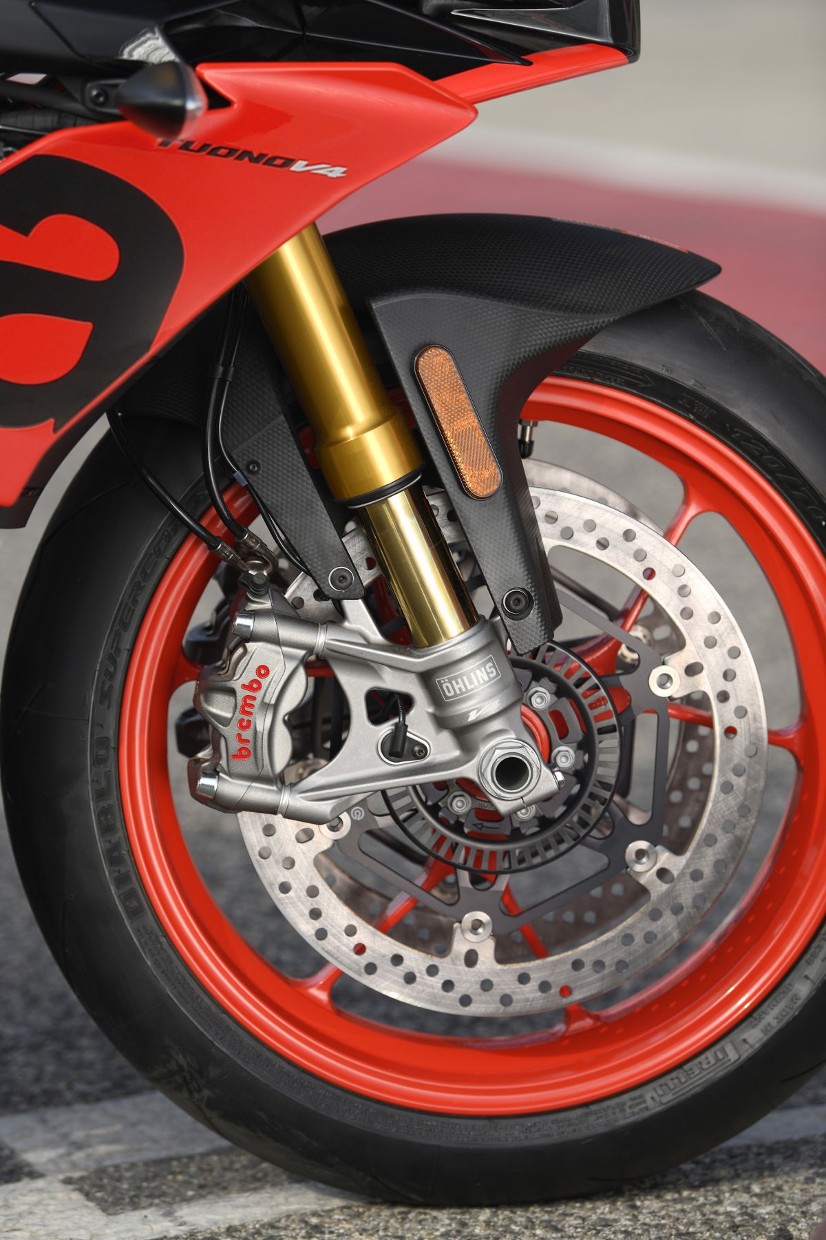 Phanh đĩa trên xe tích hợp hệ thống chống bó cứng phanh ABS theo góc nghiêng