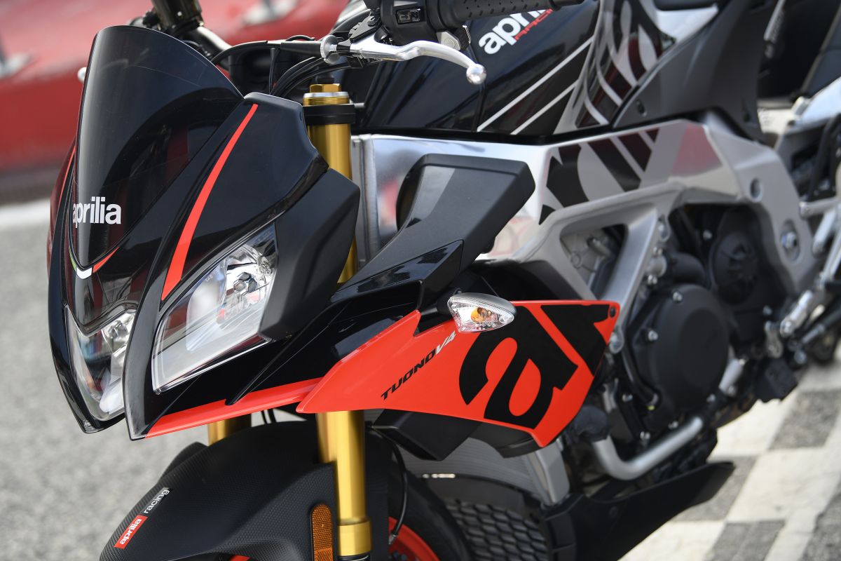 Động của chiếc Tuono V4 1100 Factory đã được hiệu chỉnh để phù hợp hơn với một mẫu naked bike