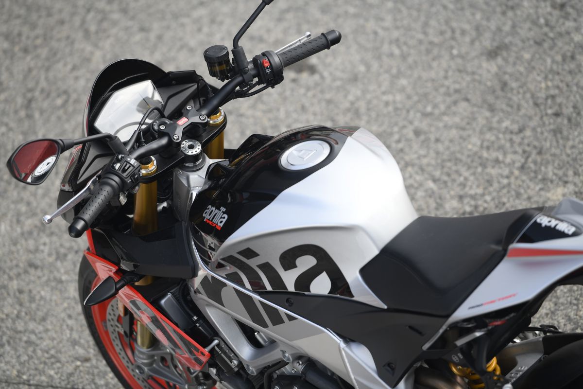 Aprilia Tuono V4 1100 Factory trang bị tay lái dạng ống thay vì tay clip-on