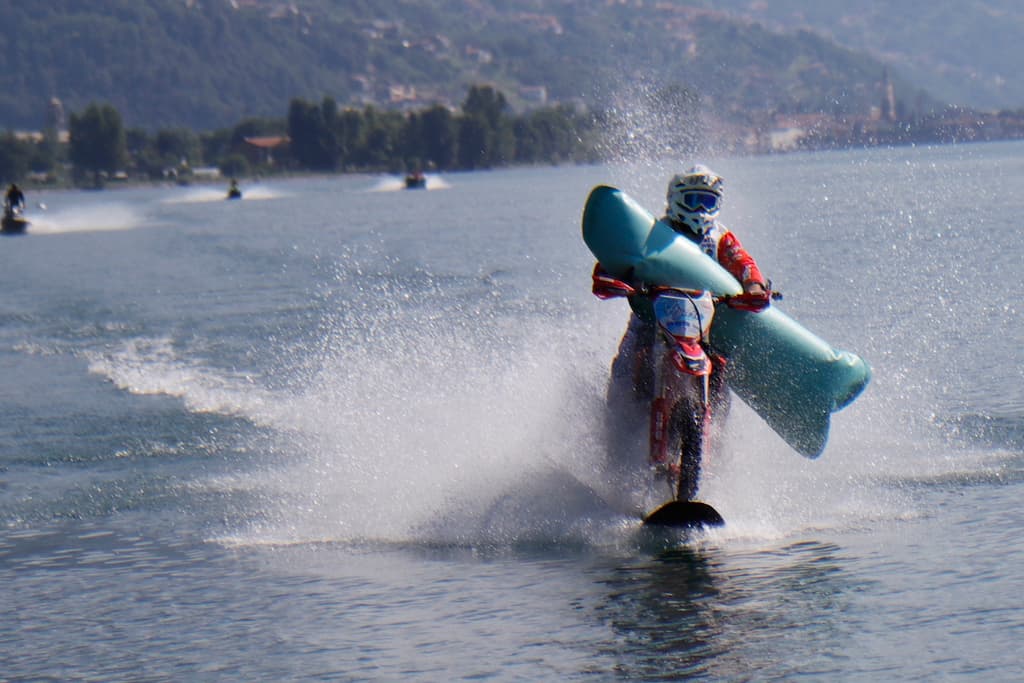 Một túi khí được tay đua ôm theo để đảm bảo an toàn