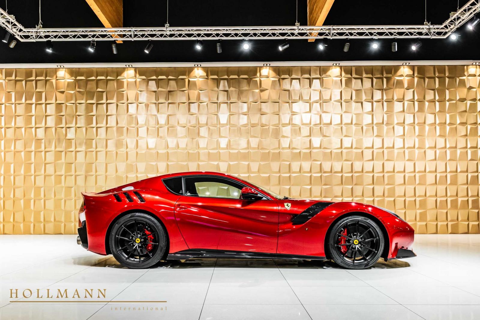 Vẻ đẹp của siêu xe Ferrari F12tdf sơn màu đỏ Rosso Fuoco nhìn từ bên hông xe