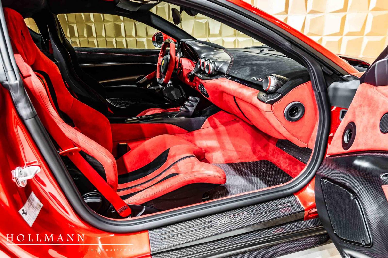 Nội thất siêu xe Ferrari F12tdf đang được rao bán nhìn từ ghế phụ