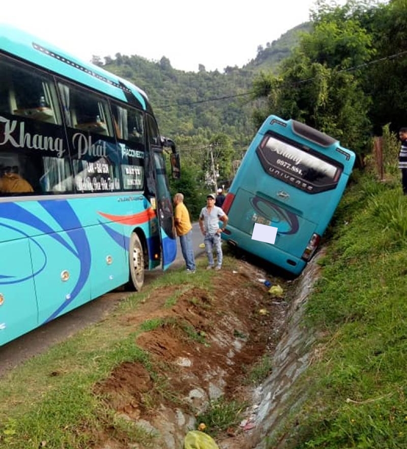 Hiện trường vụ tai nạn của xe khách và xe máy Hiện trường vụ tai nạn của xe khách và xe máy