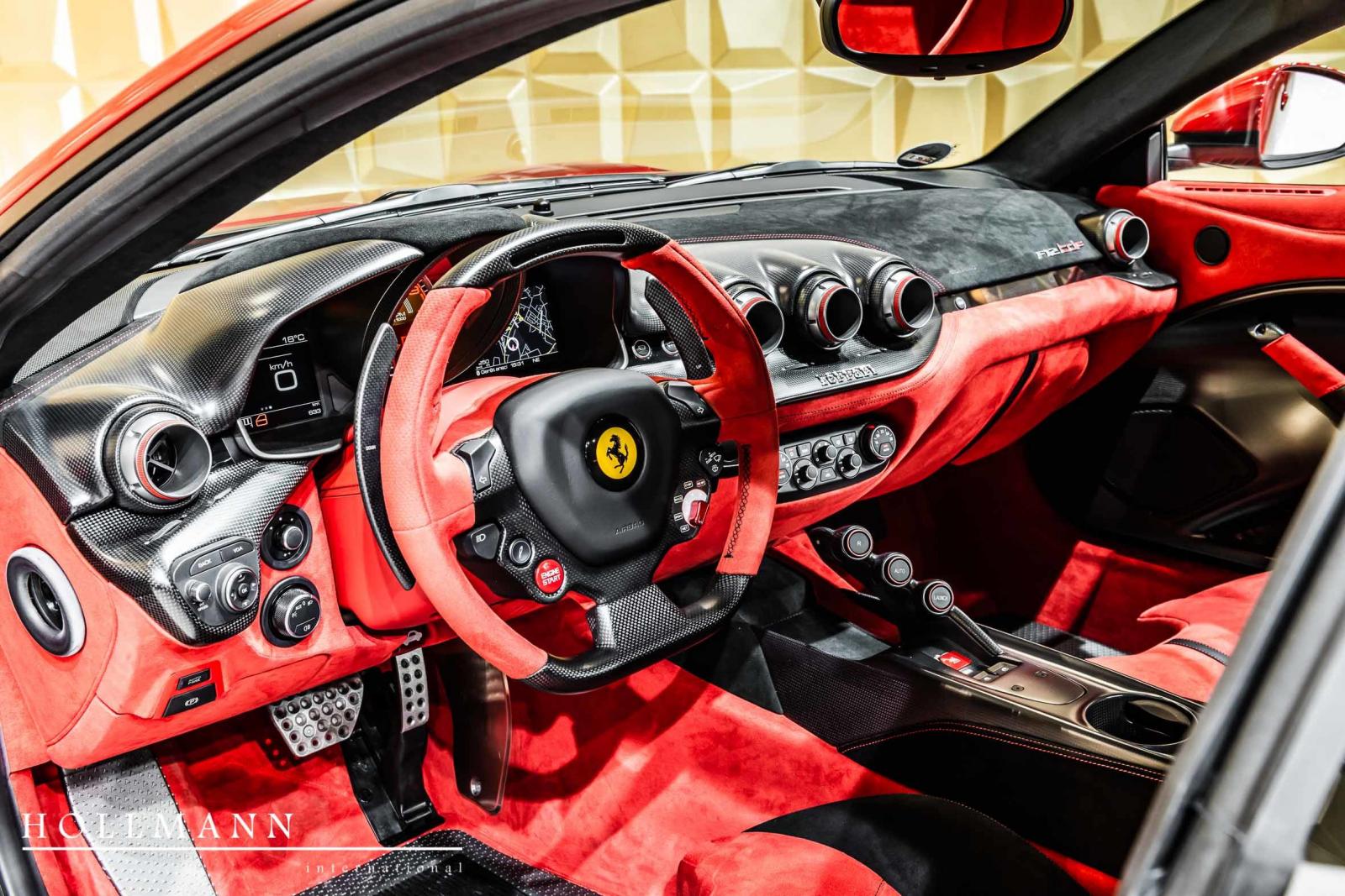 Vô lăng Ferrari F12tdf này bọc da Alcantara đỏ và ốp carbon