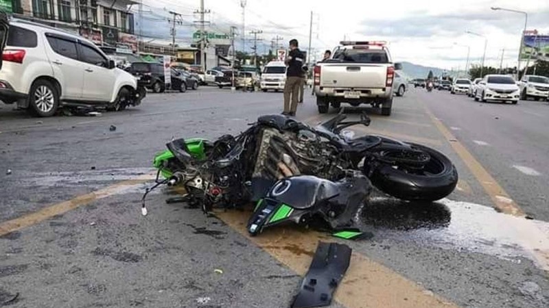 Chiếc xe Kawasaki ZX-10R tan nát sau vụ tai nạn tại Thái Lan Chiếc xe Kawasaki ZX-10R tan nát sau vụ tai nạn tại Thái Lan