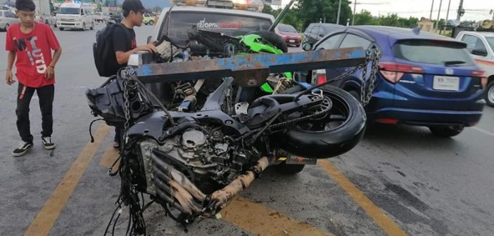 Mô tô phân khối lớn Kawasaki ZX-10R được cho lên xe cẩu đưa về trong tình trạng hư hỏng hoàn toàn Mô tô phân khối lớn Kawasaki ZX-10R được cho lên xe cẩu đưa về trong tình trạng hư hỏng hoàn toàn