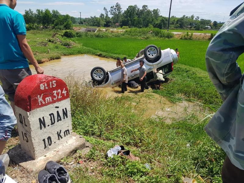 Chiếc Ford Everest lật ngửa dưới hố nước