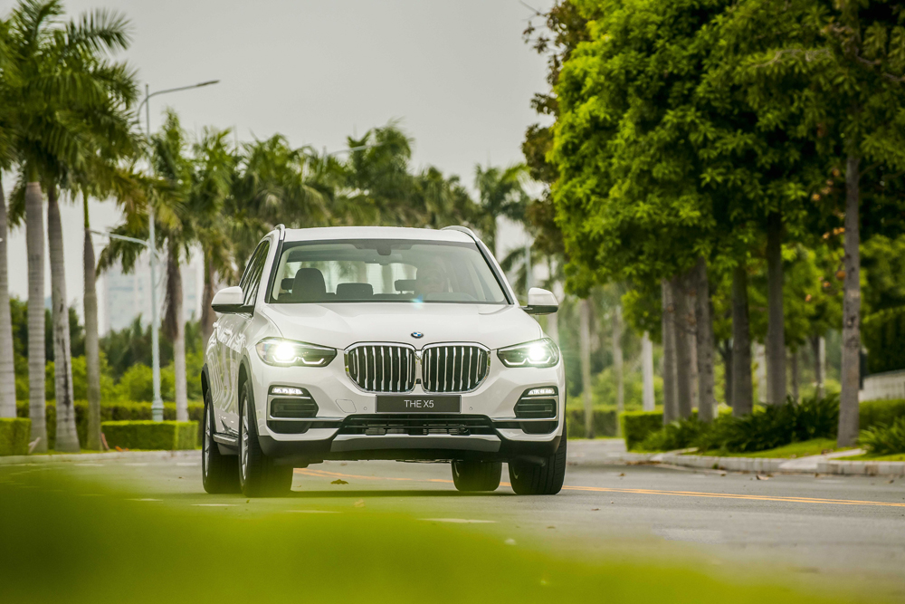 BMW X5 thế hệ mới được trang bị tiêu chuẩn hệ thống đèn trước thích ứng Adaptive LED.