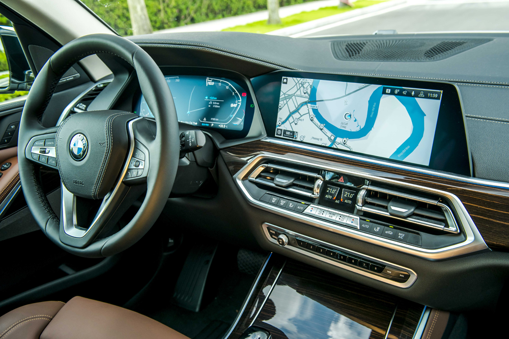 BMW X5 thế hệ thứ 4 còn gây ấn tượng với màn hình cảm ứng ở vị trí trung tâm kích thước lớn tới 12,3. Với màn hình này, người lái xe được mở rộng menu chính lên đến 10 trang, mỗi trang hiển thị 2 hoặc 4 tùy chọn với những nội dung hết sức trực quan. Sự tương tác với chiếc xe nay càng được cải tiến v