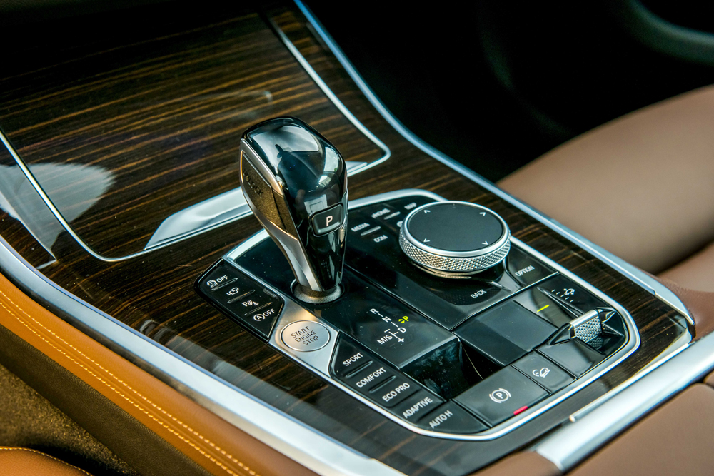 BMW X5 hoàn toàn mới vẫn sở hữu hộp số tự động 8 cấp cùng cần số điện tử ở bệ điều khiển trung tâm. Có thể thấy BMW X5 mới vẫn có đủ 4 chế độ lái là Sport, Comfort, Adaptive và Eco Pro.