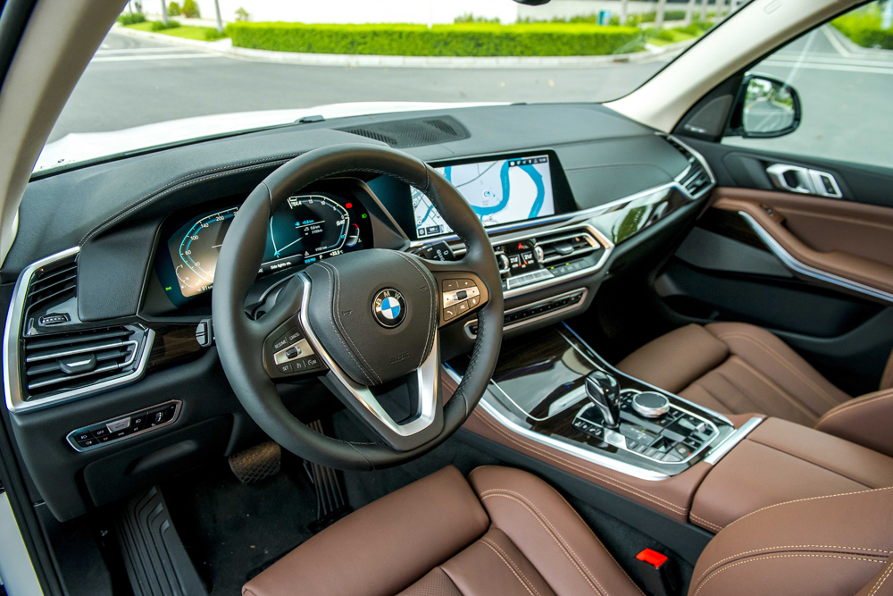 Vô-lăng ba chấu thể thao tích hợp các nút bấm điều khiển khá quen thuộc trên BMW X5 thế hệ thứ 4.
