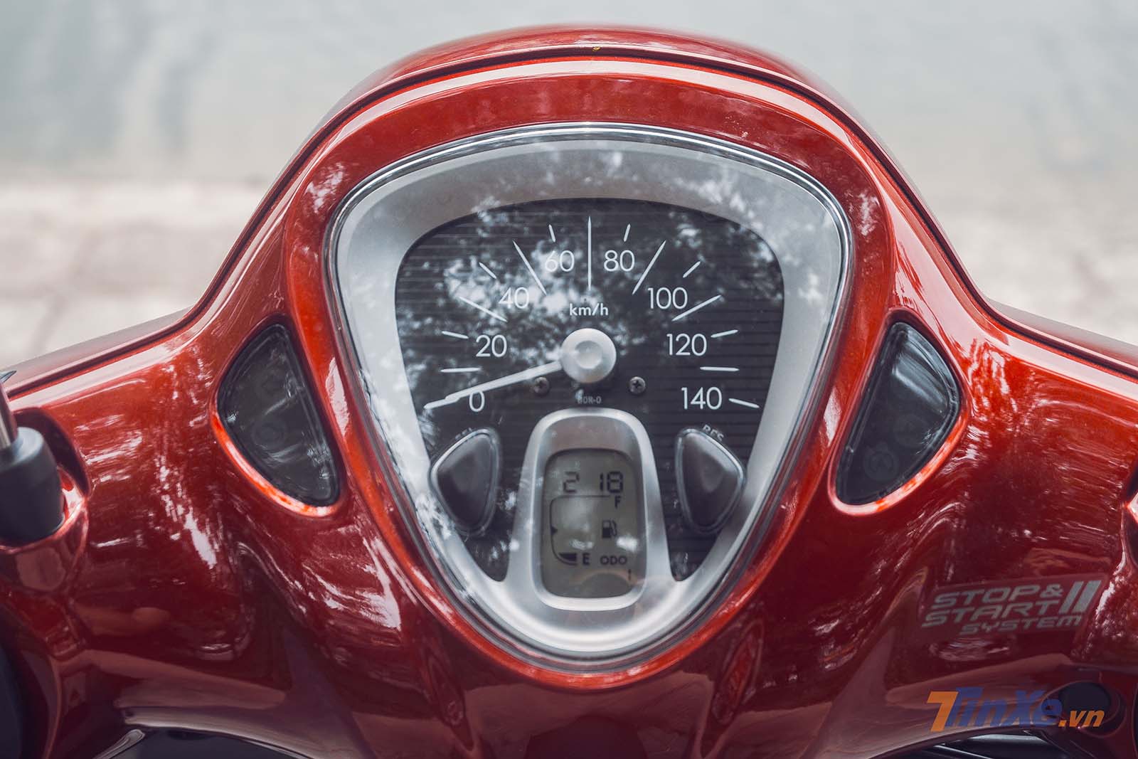 Đồng hồ kết hợp công nghệ analog và kỹ thuật số