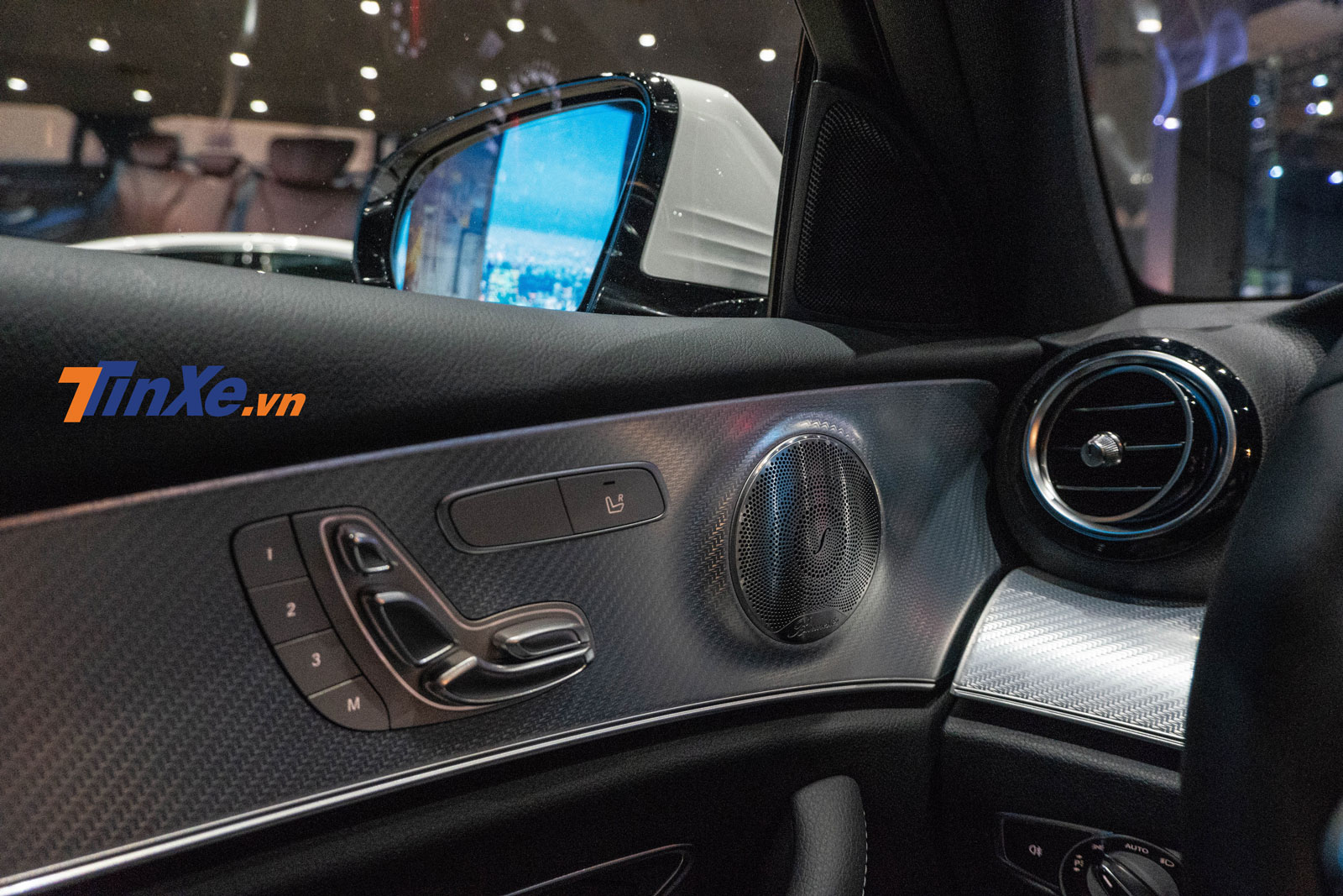 Ốp táp-lô bằng nhôm có vấn carbon ăn khớp với thiết kế của loa Burnmester Ốp táp-lô bằng nhôm có vấn carbon ăn khớp với thiết kế của loa Burnmester