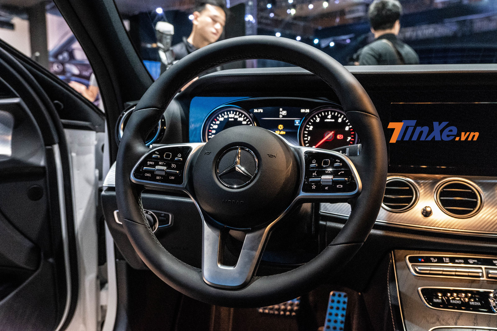 Vô lăng 3 chấu bọc da nappa tích hợp đầy đủ các phím điều khiển chức năng Vô lăng 3 chấu bọc da nappa tích hợp đầy đủ các phím điều khiển chức năng