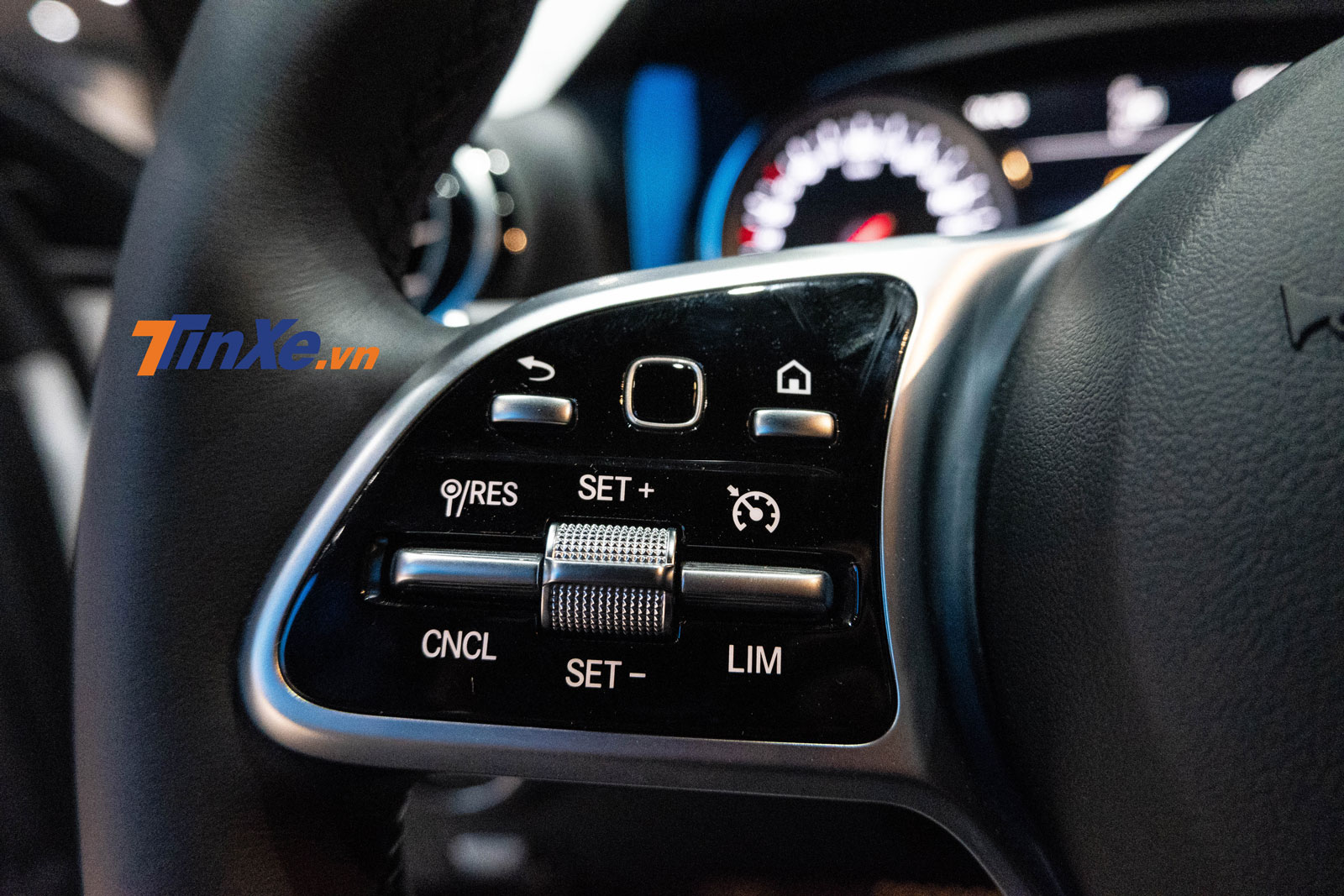 Cận cảnh thiết kế cùm chức năng phía bên trái của vô lăng Cận cảnh thiết kế cùm chức năng phía bên trái của vô lăng