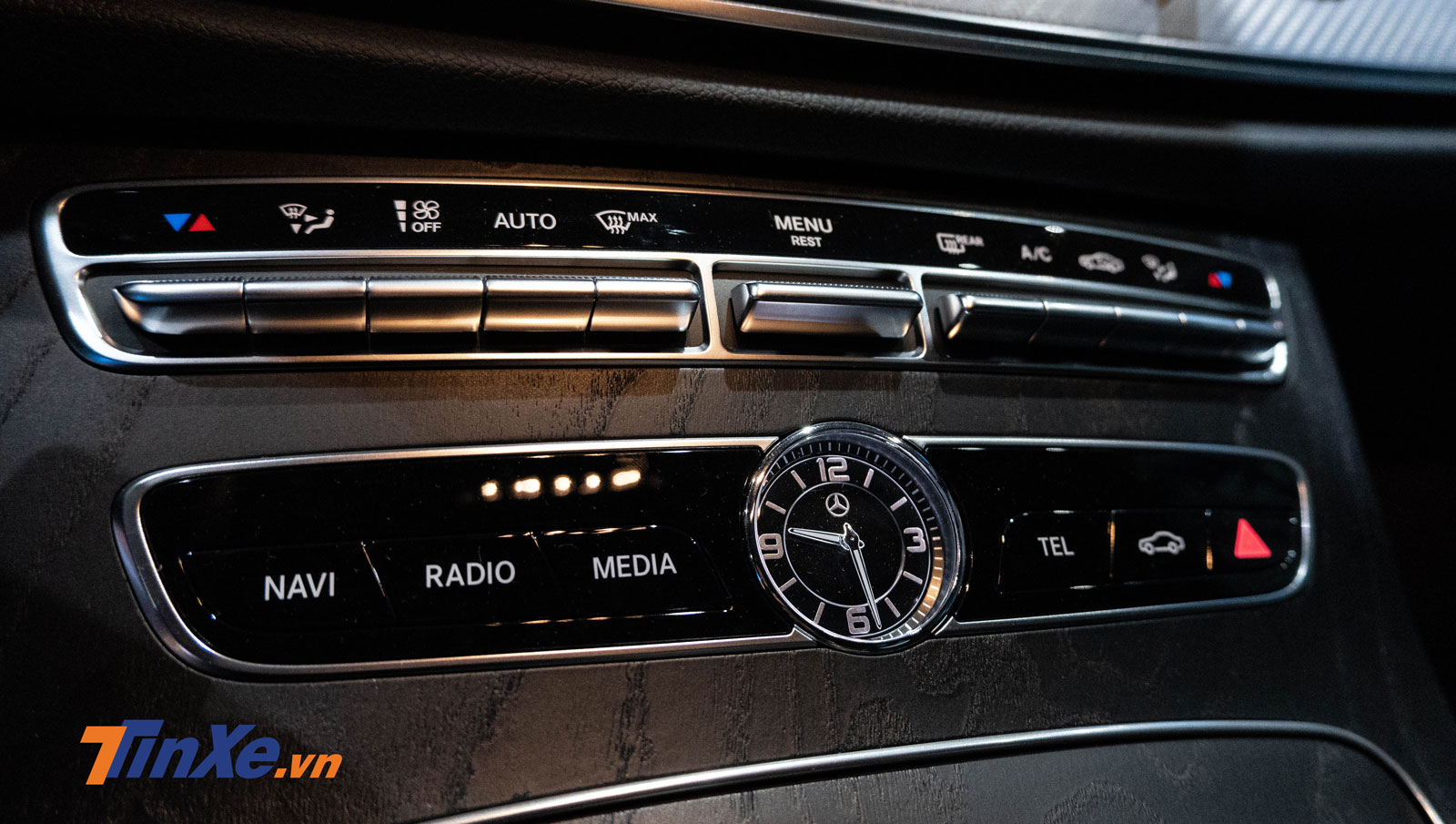 Cụm điều khiển trung tâm được ốp gỗ đen open-pore cao cấp Cụm điều khiển trung tâm được ốp gỗ đen open-pore cao cấp