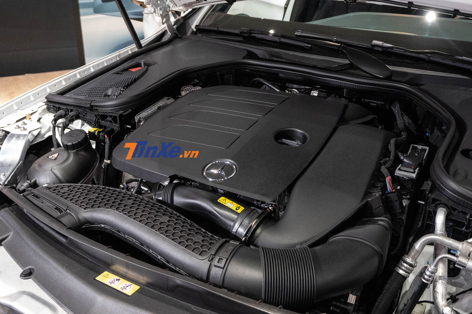 Động cơ trên xe là loại máy xăng tương tự với bản E 200 Động cơ trên xe là loại máy xăng tương tự với bản E 200