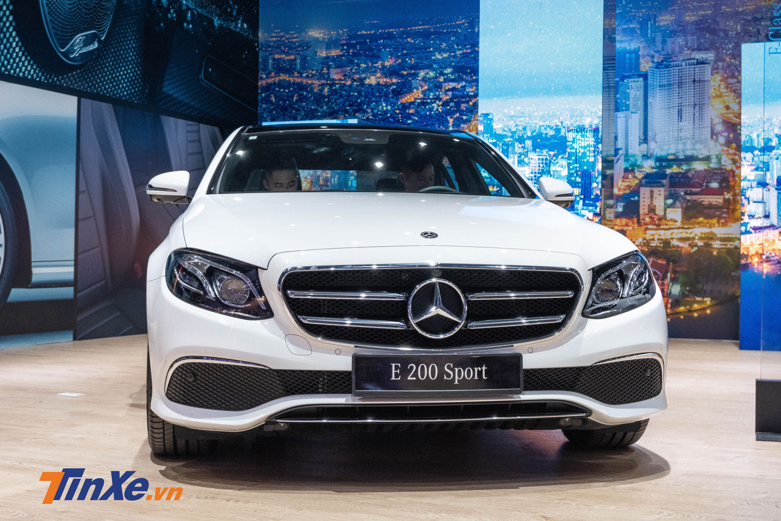 Phần đầu xe vẫn có thiết kế như cũ, lưới tản nhiệt lớn đặt nổi hẳn lên, cản trước có thiết kế dạng lưới đan xen Phần đầu xe vẫn có thiết kế như cũ, lưới tản nhiệt lớn đặt nổi hẳn lên, cản trước có thiết kế dạng lưới đan xen