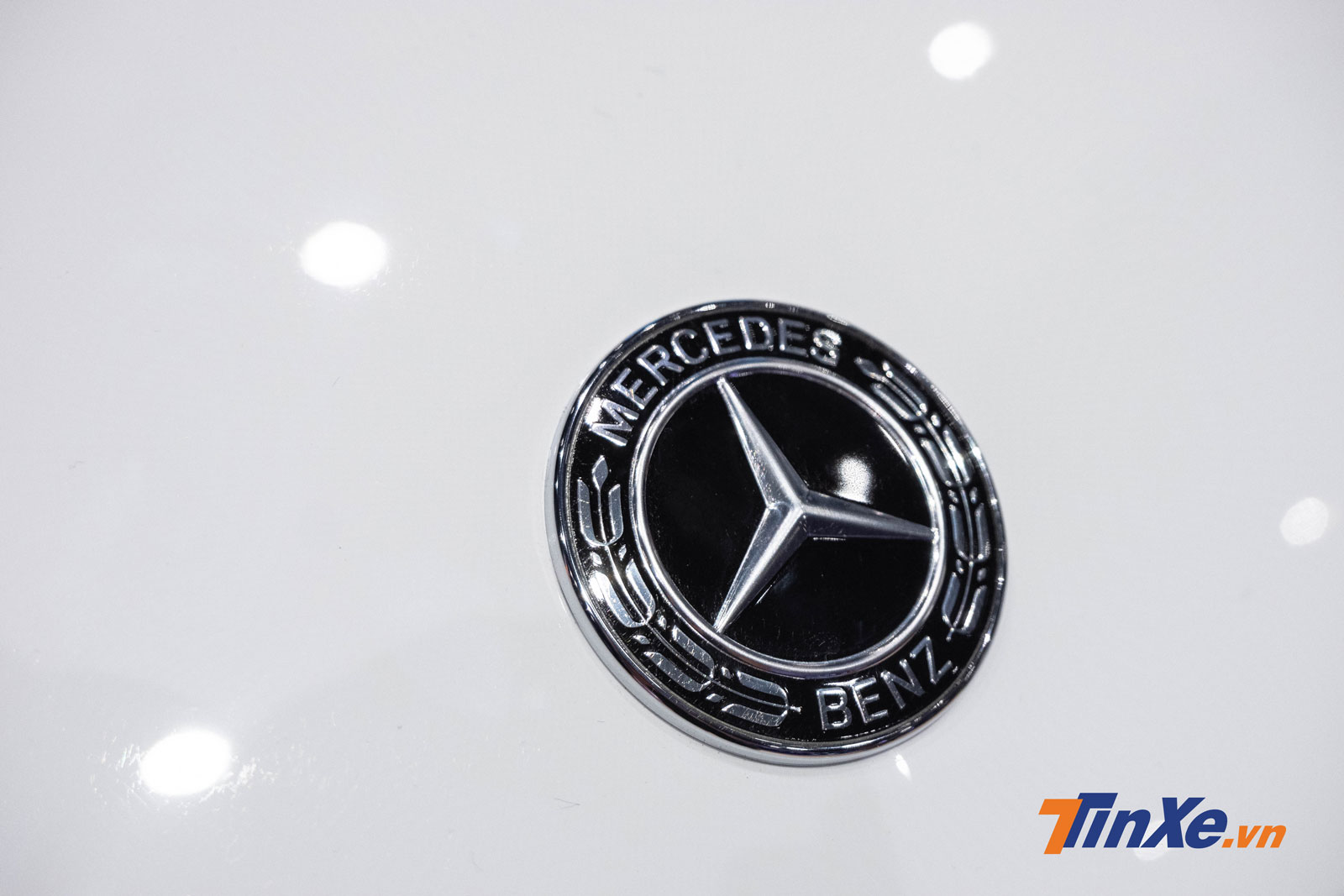 Logo Mercedes-Benz được đặt trên nắp ca-pô của bản E 200 Sport 2019 Logo Mercedes-Benz được đặt trên nắp ca-pô của bản E 200 Sport 2019