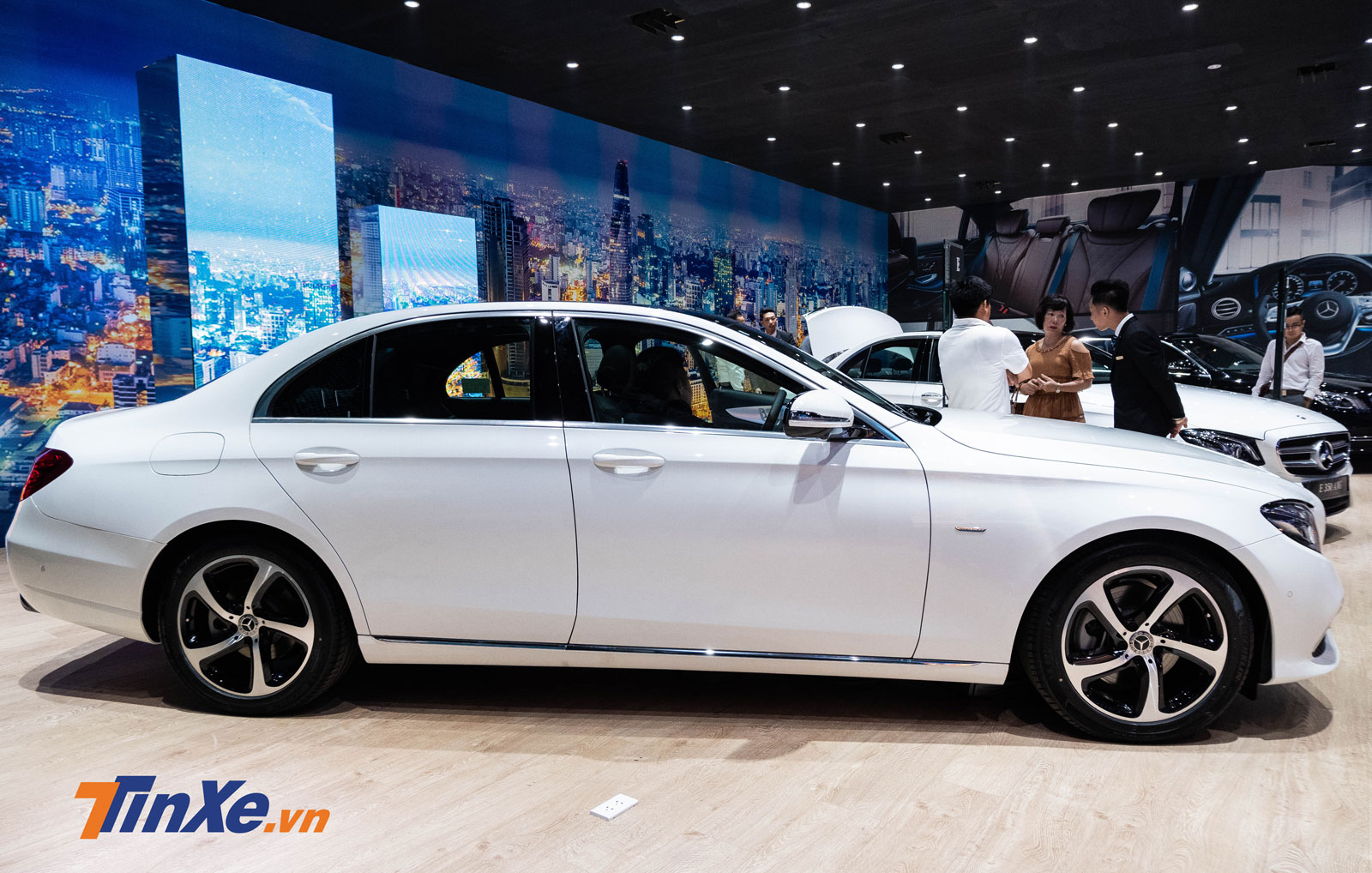 Thân xe có những đường gân nối liền từ trước tới sau tạo độ mượt mà, tinh tế cho một mẫu sedan hạng sang Thân xe có những đường gân nối liền từ trước tới sau tạo độ mượt mà, tinh tế cho một mẫu sedan hạng sang