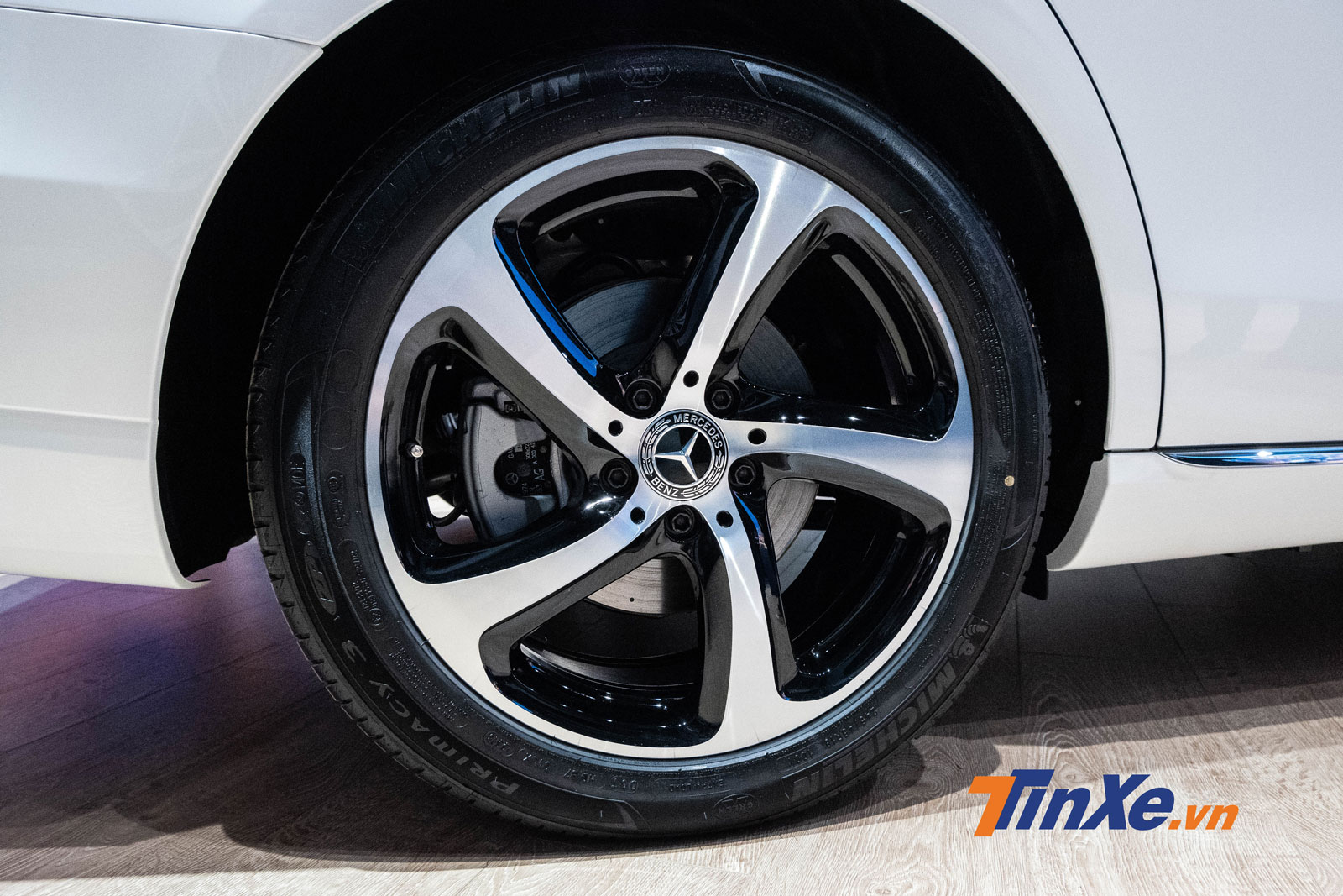 La-zăng hợp kim 5 chấu kích thước 18 inch có thiết kế khá thể thao La-zăng hợp kim 5 chấu kích thước 18 inch có thiết kế khá thể thao