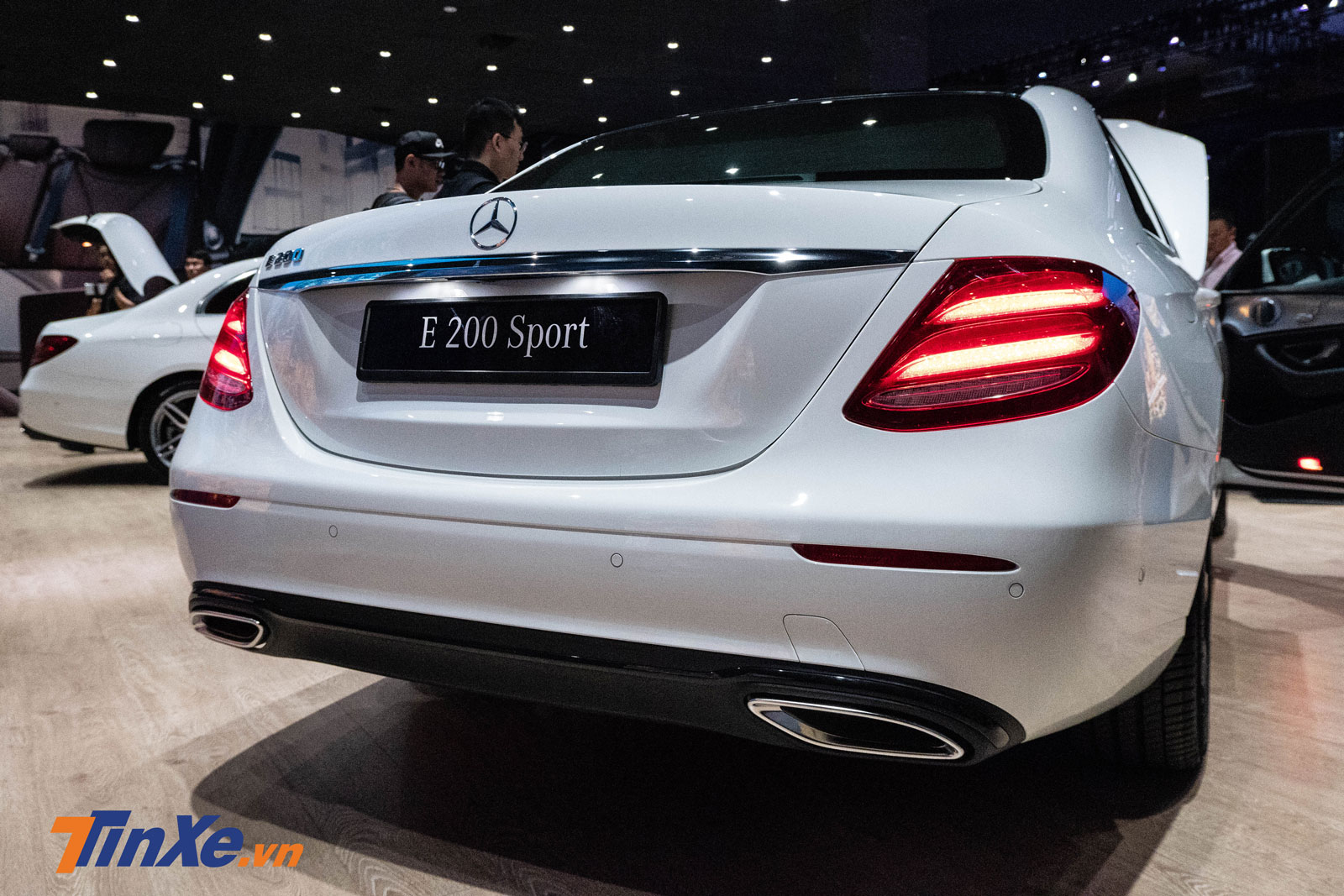 Thiết kế đuôi sau của xe không có gì thay đổi so với bản E 200 Thiết kế đuôi sau của xe không có gì thay đổi so với bản E 200