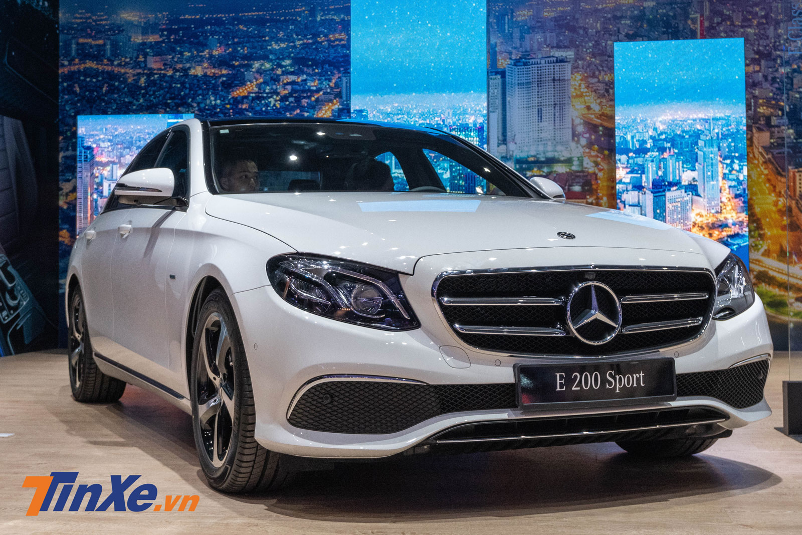 Kích thước tổng thể của E 200 Sport không xê dịch nhiều so với E 200 tiêu chuẩn, chỉ cao hơn một chút Kích thước tổng thể của E 200 Sport không xê dịch nhiều so với E 200 tiêu chuẩn, chỉ cao hơn một chút