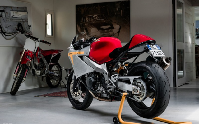 Chiếc xe sử dụng các đường nét vỏ nhôm rắn chắc và nổi bật