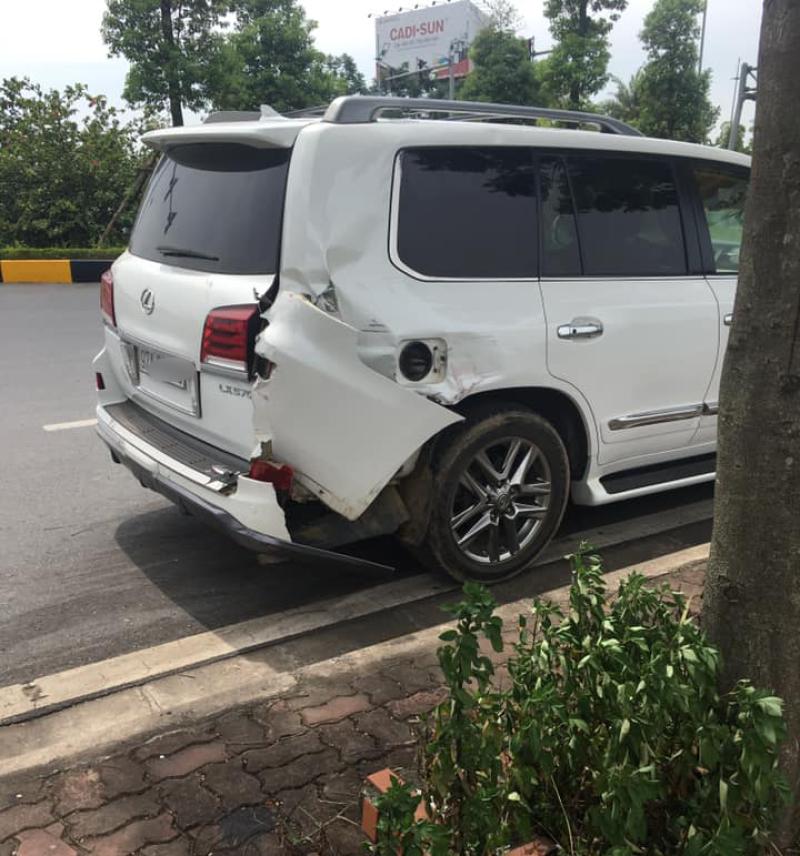 Lexus LX570 bị hỏng đáng kể Lexus LX570 bị hỏng đáng kể