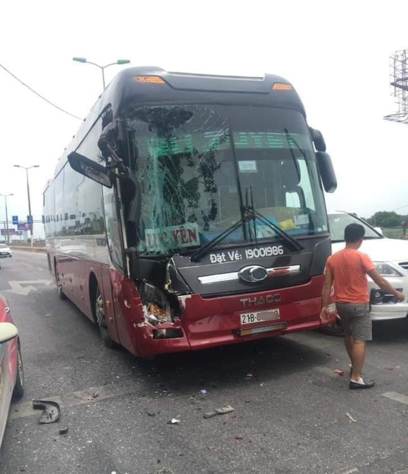 Chiếc ô tô khách vỡ đầu xe và kính lái Chiếc ô tô khách vỡ đầu xe và kính lái
