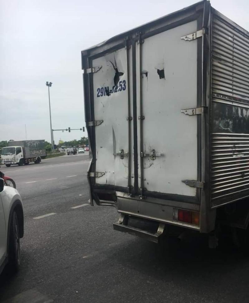 Chiếc ô tô tải bị thủng cửa khoang hàng phía sau Chiếc ô tô tải bị thủng cửa khoang hàng phía sau