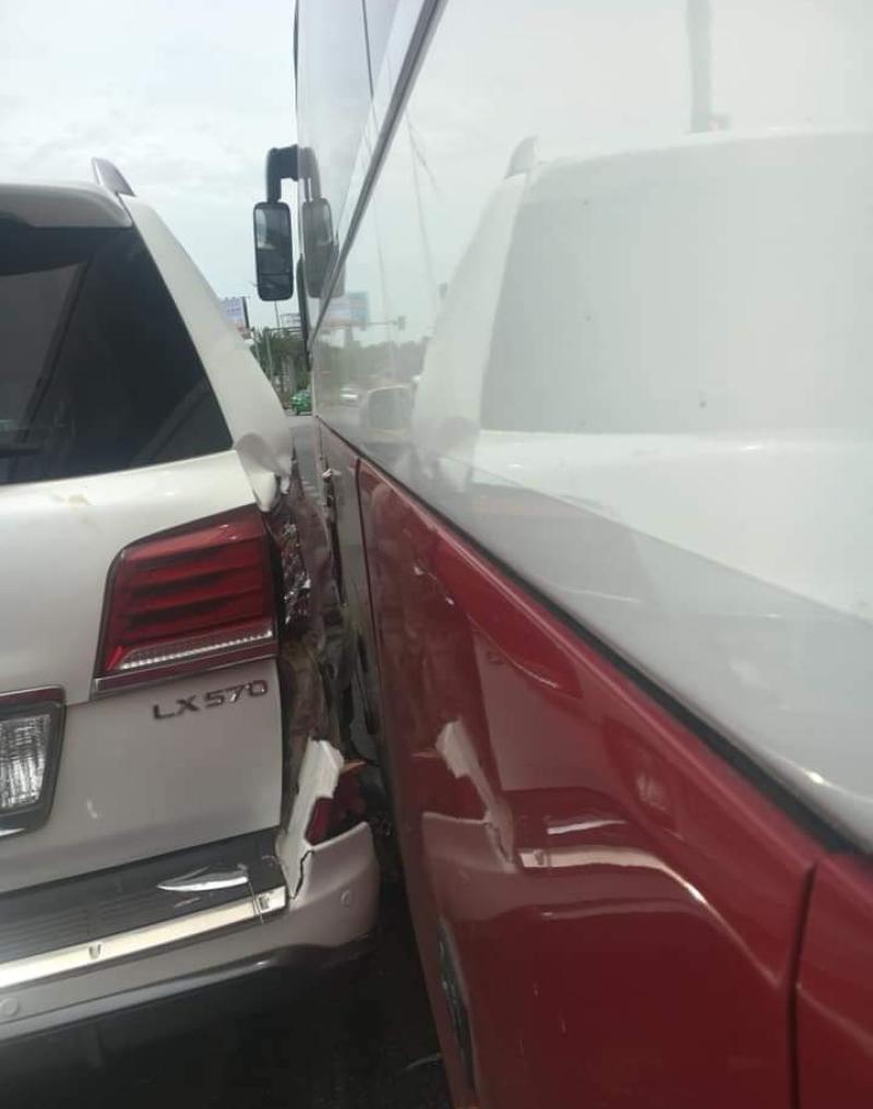 Chiếc ô tô khách tông trúng xe tải và SUV hạng sang Lexus LX570 Chiếc ô tô khách tông trúng xe tải và SUV hạng sang Lexus LX570