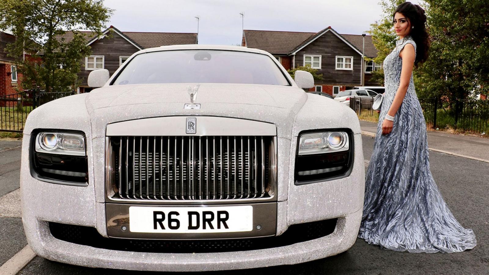 Isha Sanah Akhtar bên cạnh chiếc xe siêu sang Rolls-Royce Ghost phủ 4 triệu viên pha lê Swarovski Isha Sanah Akhtar bên cạnh chiếc xe siêu sang Rolls-Royce Ghost phủ 4 triệu viên pha lê Swarovski