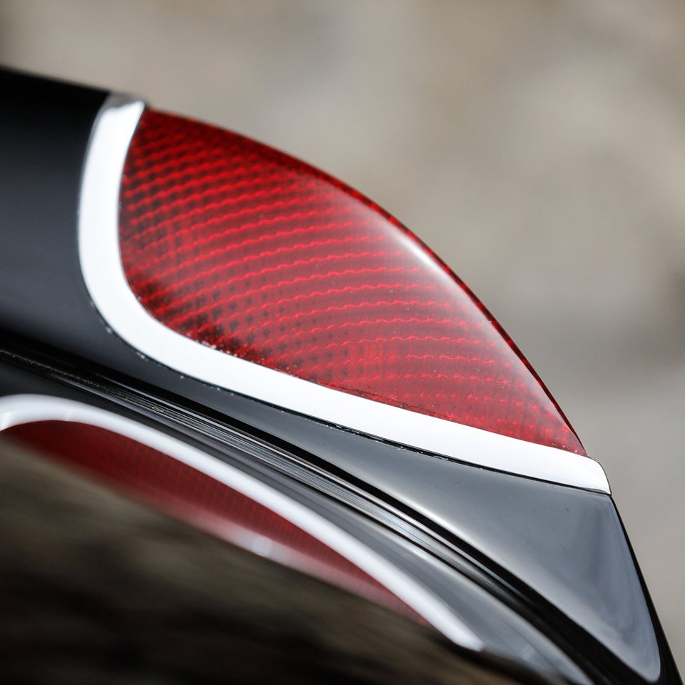 Ngoại thất sơn màu đen bóng cùng các chi tiết mạ crôm Ngoại thất sơn màu đen bóng cùng các chi tiết mạ crôm